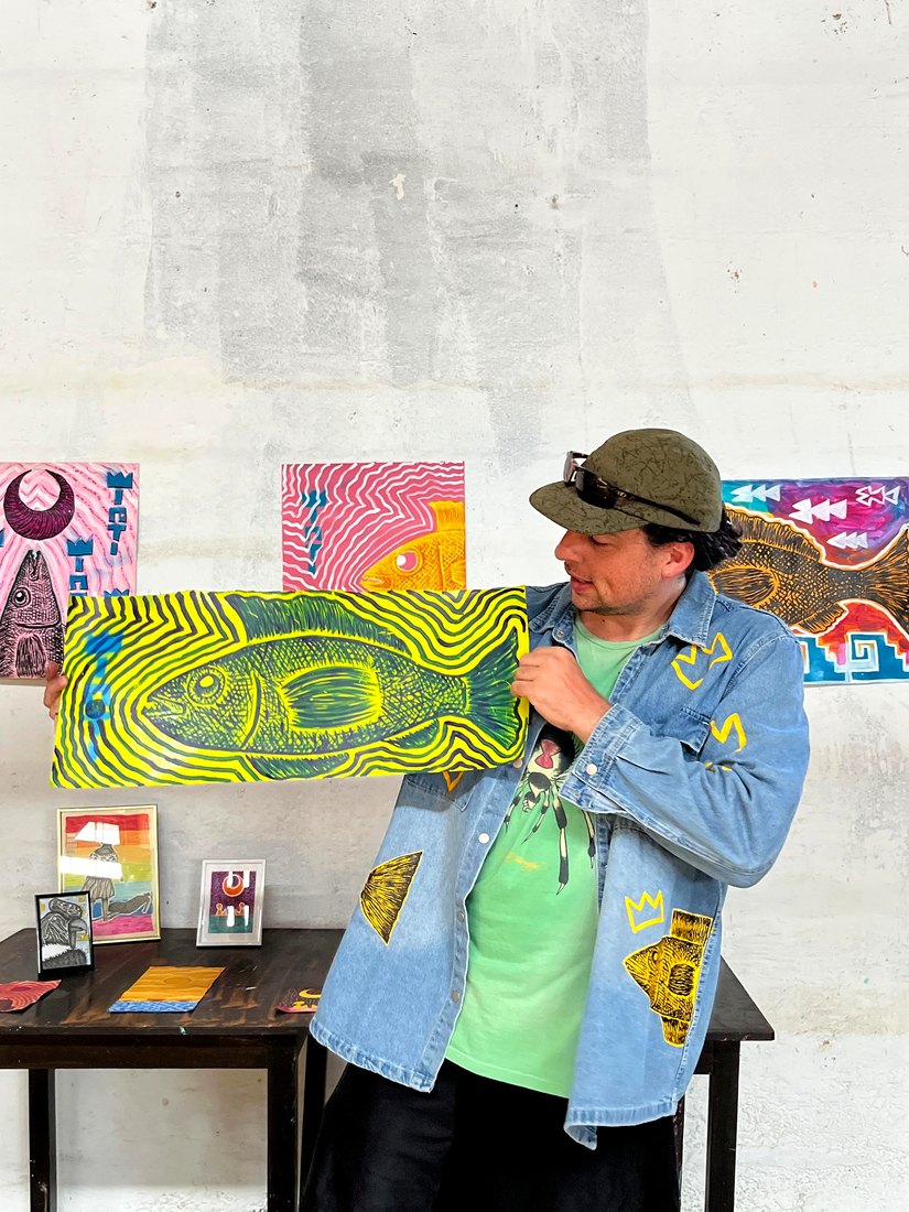 A visitor with one of Inti's paintings