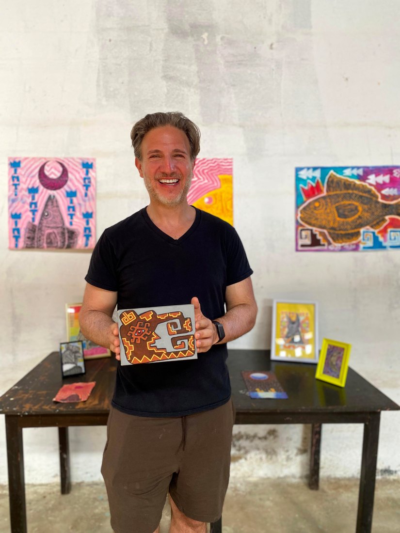 A visitor with one of Inti's paintings